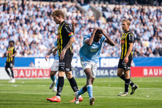 Malmö FFs Taha Ali deppar bredvid Häckens Simon Gustafson