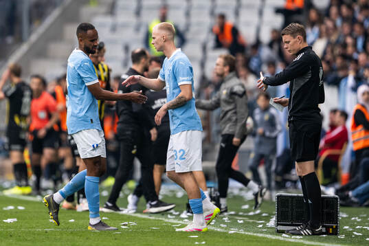 Malmö FFs Isaac Thelin byts ut mot Daniel Gudjohnsen