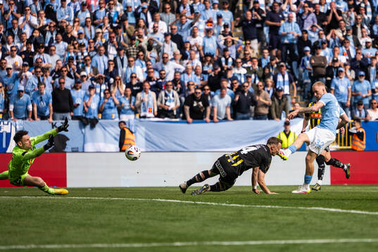 Häckens målvakt Etrit Berisha och Malmö FFs Daniel