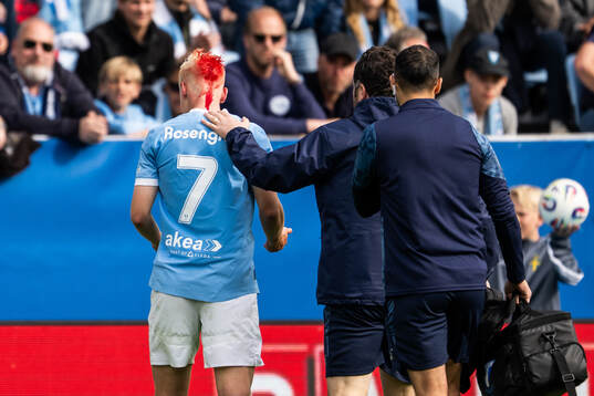 Malmö FFs Otto Rosengren blöder från bakhuvudet