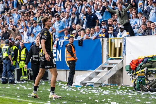 Häckens Silas Andersen gestikulerar mot Malmö FFs