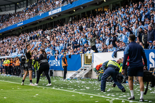Häckens Silas Andersen gestikulerar mot Malmö FFs