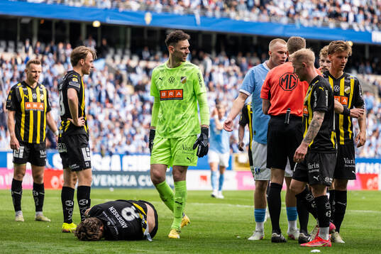 Malmö FFs Daniel Gudjohnsen i diskussion med domare Glenn