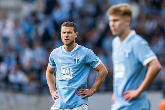 Malmö FFs Gabriel Busanello deppar