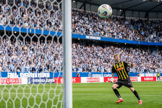 Häckens Simon Gustafson i straffläggningen