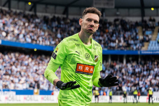 Häckens målvakt Etrit Berisha jublar