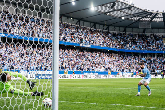 Häckens målvakt Etrit Berisha räddar en straff från