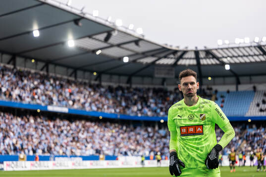 Häckens målvakt Etrit Berisha jublar