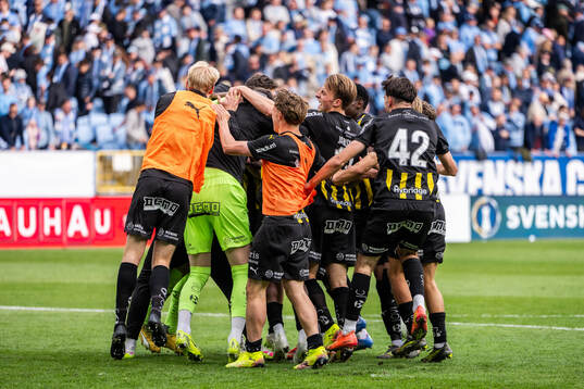 Häckens spelare jublar