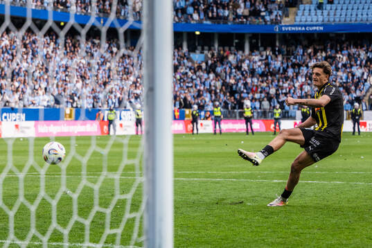 Häckens Silas Andersen gör mål i straffläggningen