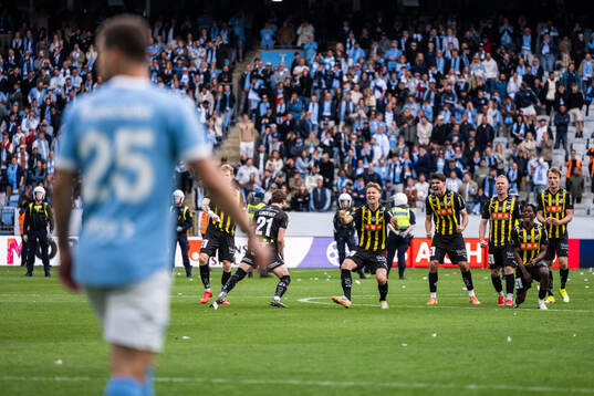 Häckens spelare jublar i straffläggningen