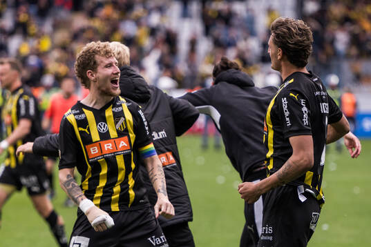 Häckens Simon Gustafson och Silas Andersen jublar