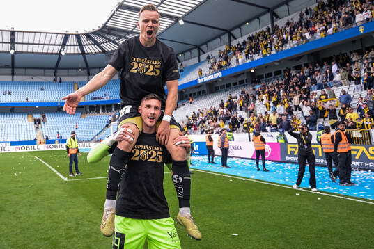 Häckens målvakt Andreas Linde och Marius Lode jublar