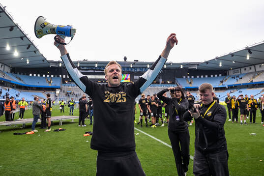 Häckens målvakt Peter Abrahamsson jublar