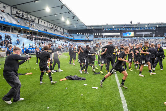 Häckens spelare jublar