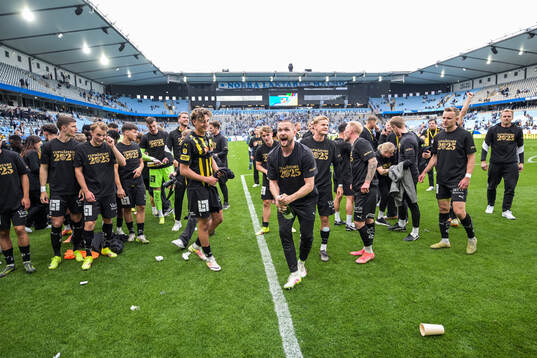 Häckens Silas Andersen och målvakt Oscar Jansson jublar
