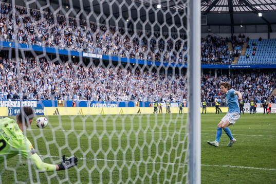 Malmö FFs Oliver Berg i straffläggningen