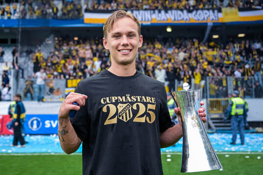 Häckens Pontus Dahbo jublar med Gustaf VI Adolfs pokal
