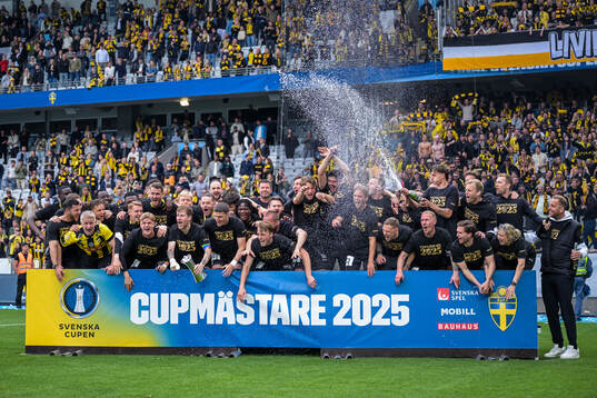 Häckens spelare jublar med Gustaf VI Adolfs pokal