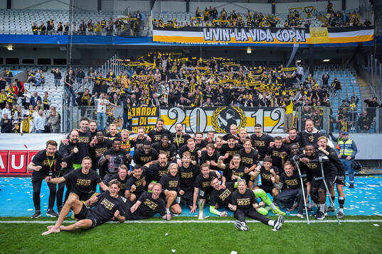 Häckens spelare jublar med Gustaf VI Adolfs pokal