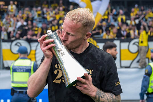Häckens Mikkel Rygaard Jensen jublar med Gustaf VI Adolfs