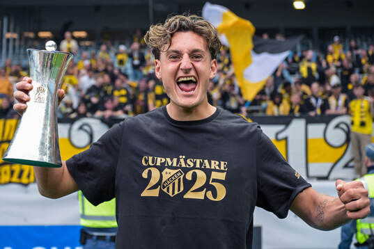 Häckens Silas Andersen jublar med Gustaf VI Adolfs pokal