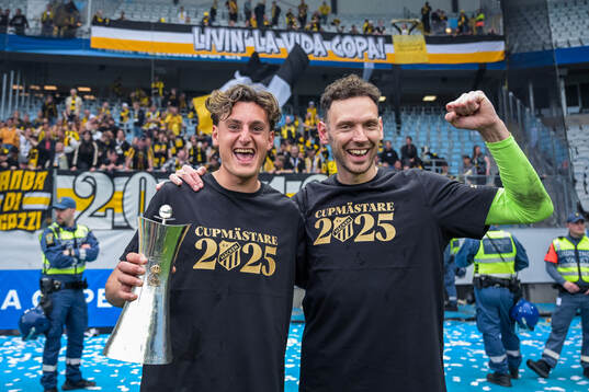 Häckens Silas Andersen och målvakt Etrit Berisha jublar