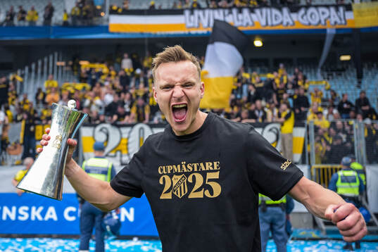 Häckens Marius Lode jublar med Gustaf VI Adolfs pokal