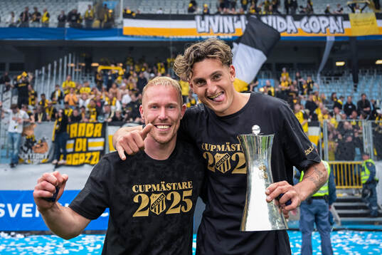 Häckens Mikkel Rygaard Jensen och Silas Andersen jublar