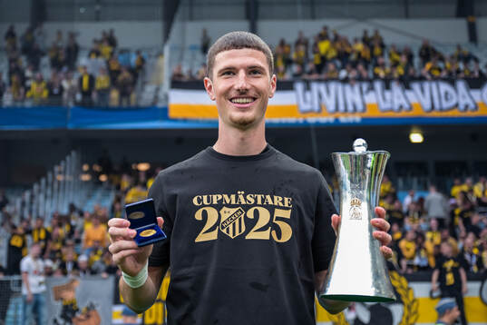 Häckens Nikola Zecevic jublar med Gustaf VI Adolfs pokal