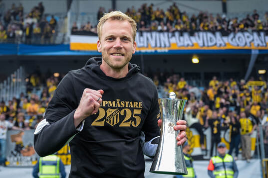 Häckens målvakt Peter Abrahamsson jublar med Gustaf VI