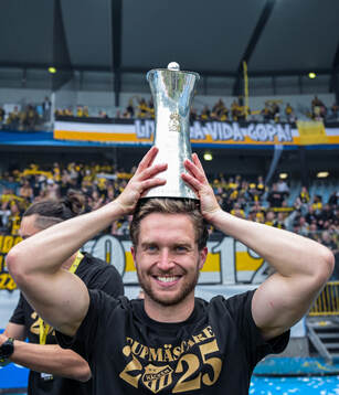 Häckens Adam Lundkvist jublar med Gustaf VI Adolfs pokal