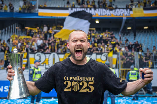Häckens målvakt Oscar Jansson jublar med Gustaf VI Adolfs