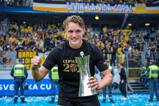 Häckens Filip Öhman jublar med Gustaf VI Adolfs pokal