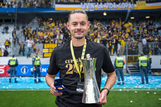 Häckens Amor Layouni jublar med Gustaf VI Adolfs pokal