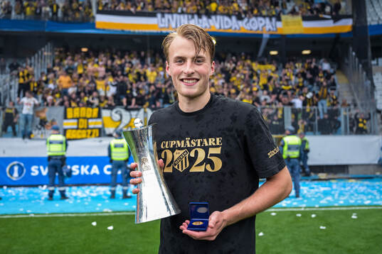 Häckens Sigge Jansson jublar med Gustaf VI Adolfs pokal