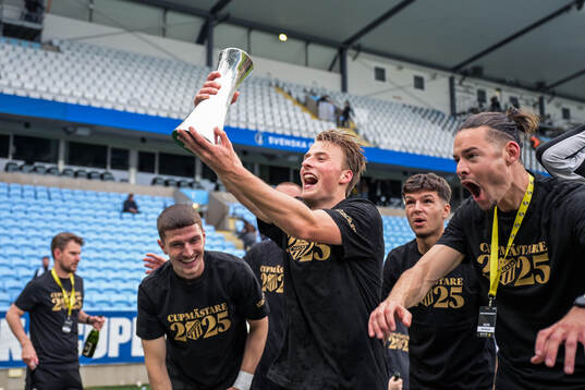 Häckens Sigge Jansson jublar med Gustaf VI Adolfs pokal