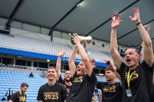 Häckens Sigge Jansson jublar med Gustaf VI Adolfs pokal