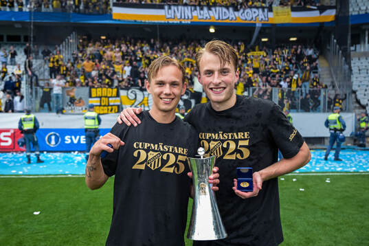 Häckens Pontus Dahbo och Sigge Jansson jublar med Gustaf