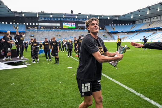 Häckens Silas Andersen jublar med Gustaf VI Adolfs pokal