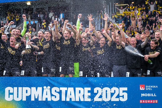 Häckens spelare jublar med Gustaf VI Adolfs pokal