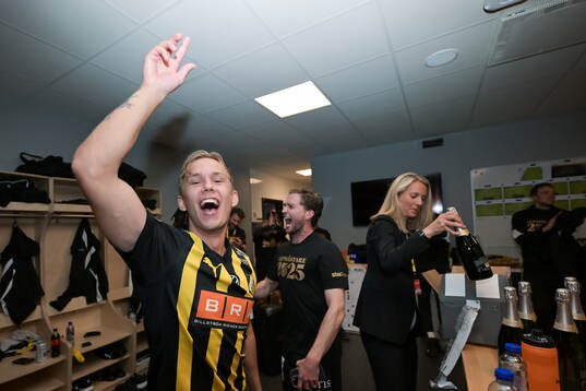 Häckens Pontus Dahbo jublar i omklädningsrummet