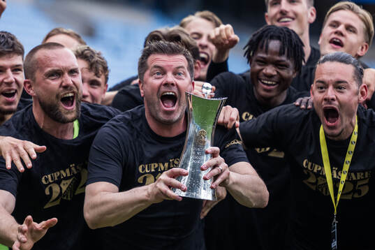 Häckens tränare Jens Gustafsson jublar med Gustaf VI