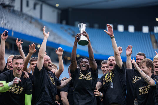 Häckens Severin Nioule jublar med Gustaf VI Adolfs pokal