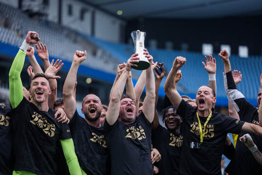 Häckens tränare Jens Gustafsson jublar med Gustaf VI