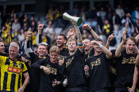 Häckens Simon Gustafson jublar med Gustaf VI Adolfs pokal