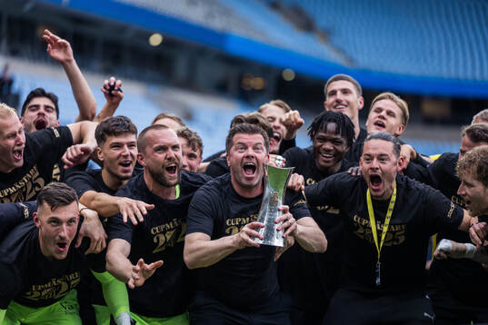 Häckens tränare Jens Gustafsson jublar med Gustaf VI