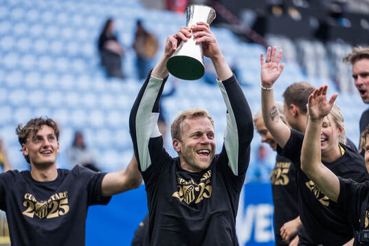 Häckens målvakt Peter Abrahamsson jublar med Gustaf VI