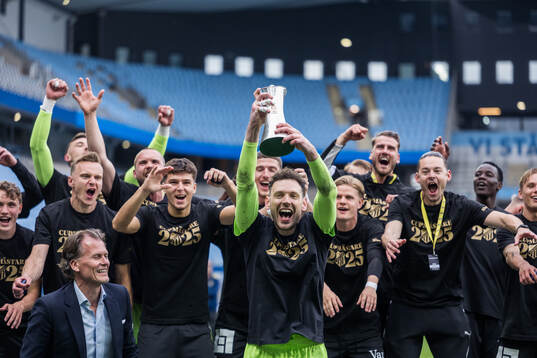 Häckens målvakt Etrit Berisha jublar med Gustaf VI Adolfs