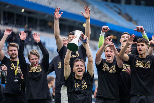 Häckens Samuel Leach Holm jublar med Gustaf VI Adolfs pokal